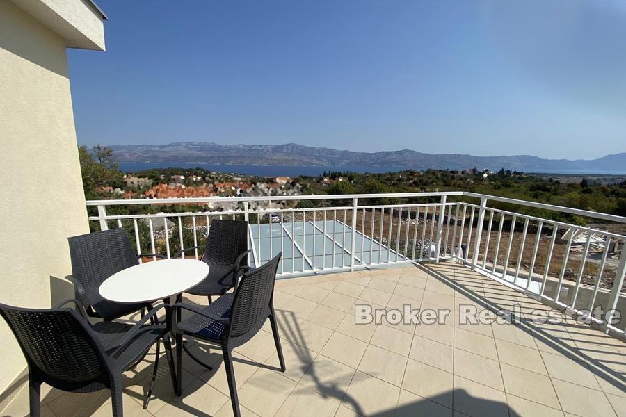 Casa con piscina e vista mare