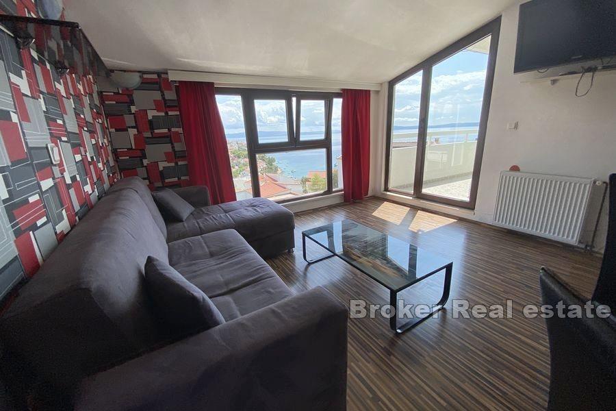 Hus med pool och havsutsikt