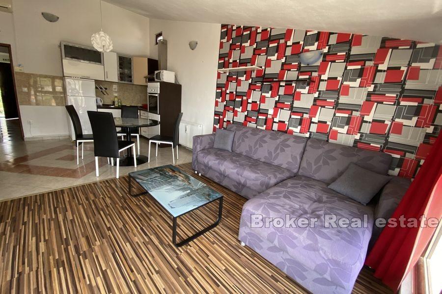 Hus med pool och havsutsikt