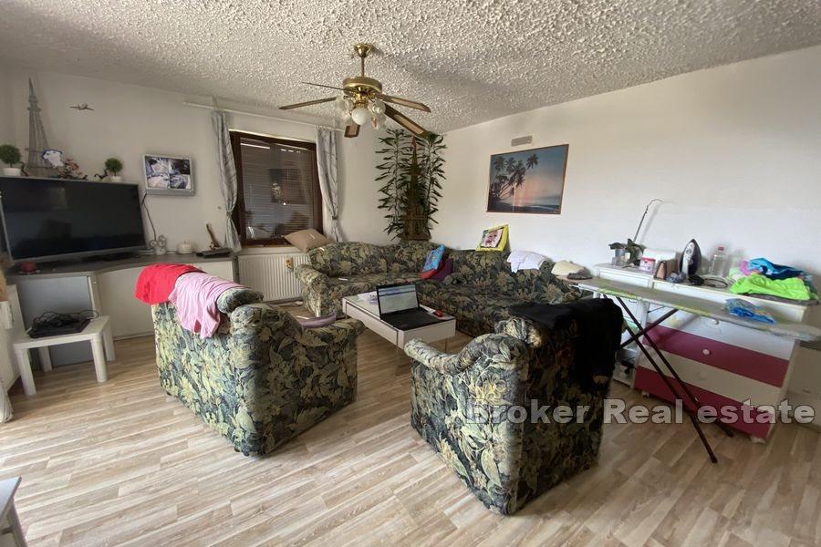 Hus med pool och havsutsikt