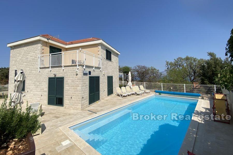 House with pool and sea view