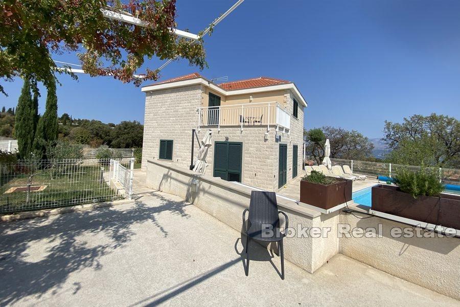 Hus med pool och havsutsikt