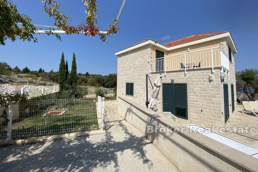 Hus med basseng og havutsikt