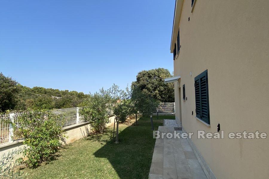 Hus med pool och havsutsikt