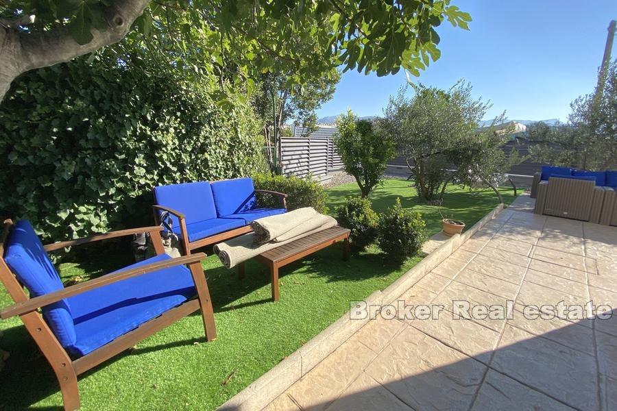 Hus med pool och havsutsikt