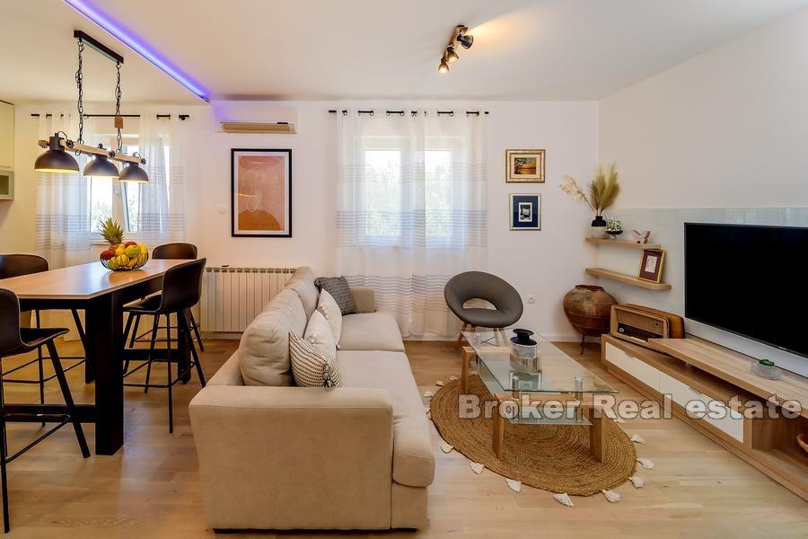 Hus med pool och havsutsikt