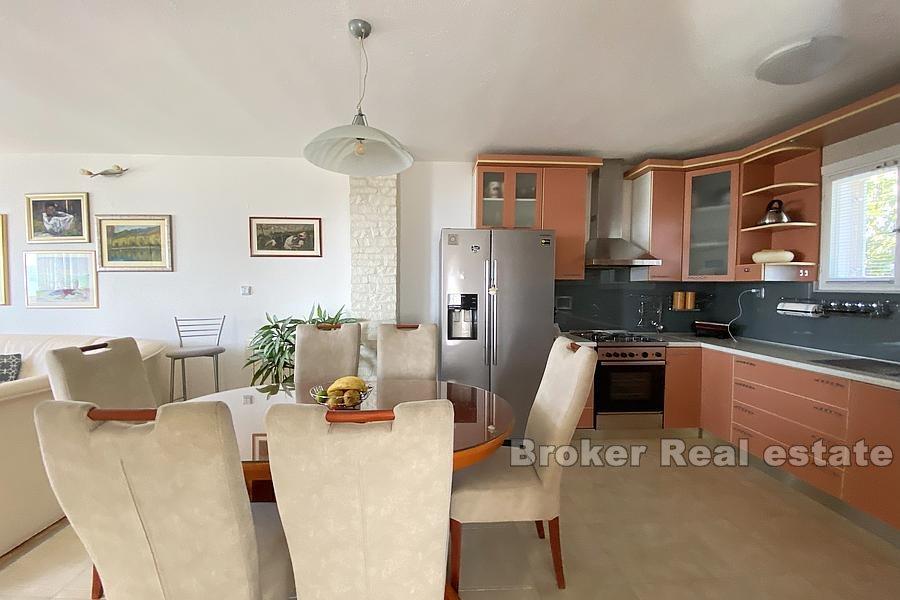 Hus med pool och havsutsikt