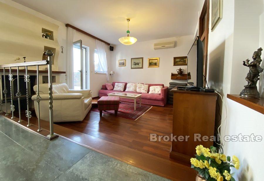 Vakkert hus med en hage nær sentrum