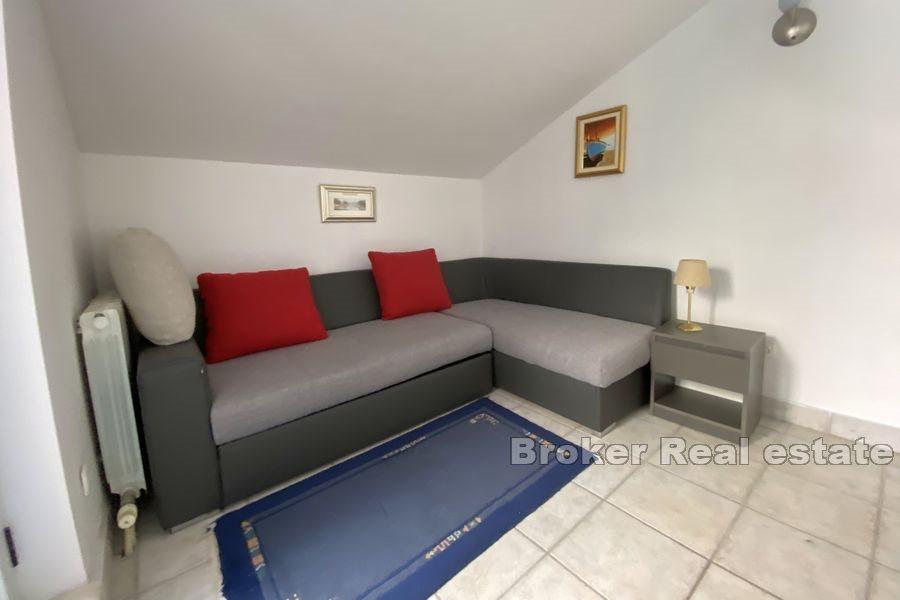Bella casa con un cortile vicino al centro