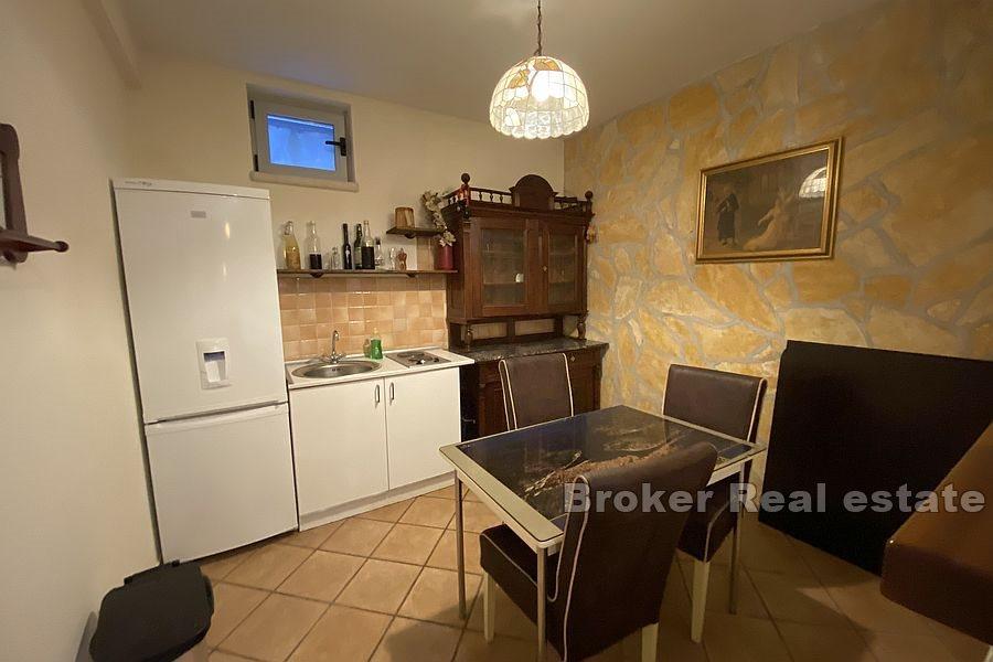 Vakkert hus med en hage nær sentrum