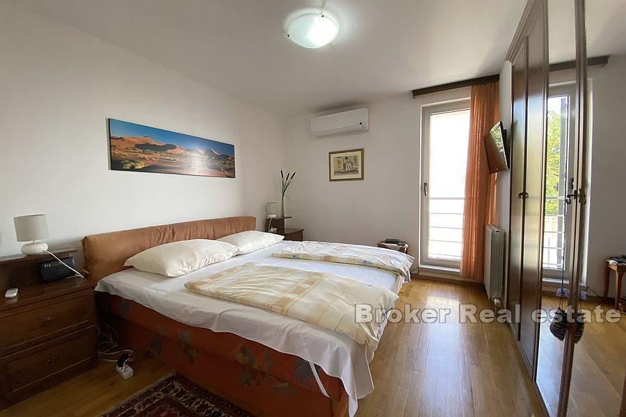 Vackert hus med en gård nära centrum