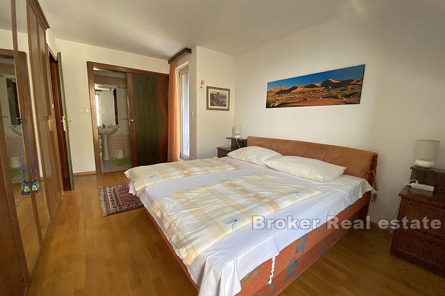 Vackert hus med en gård nära centrum