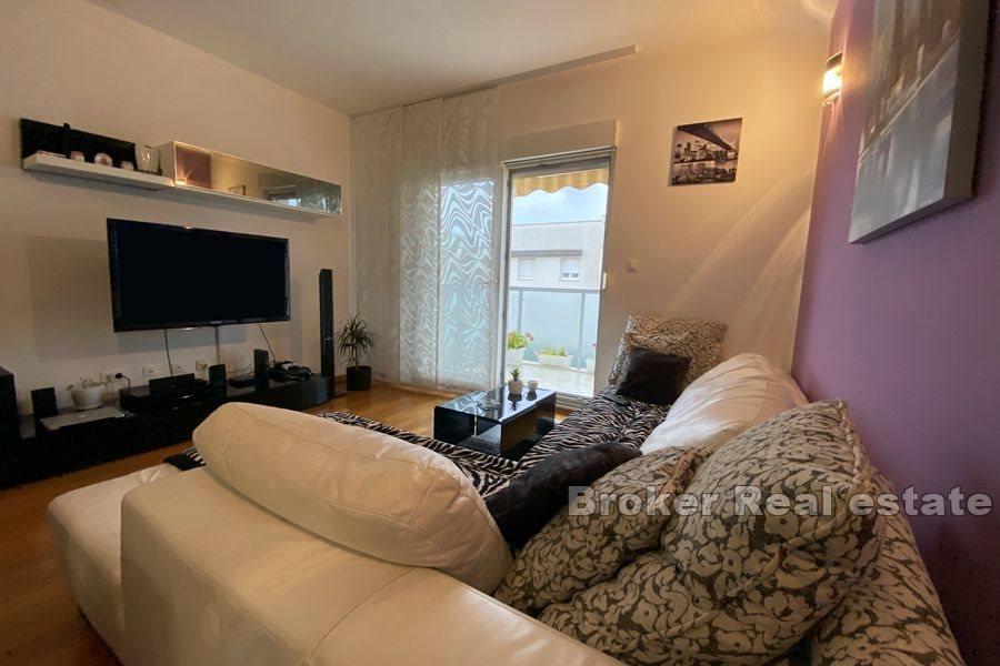 Pazdigrad, bel appartement de deux chambres avec cour