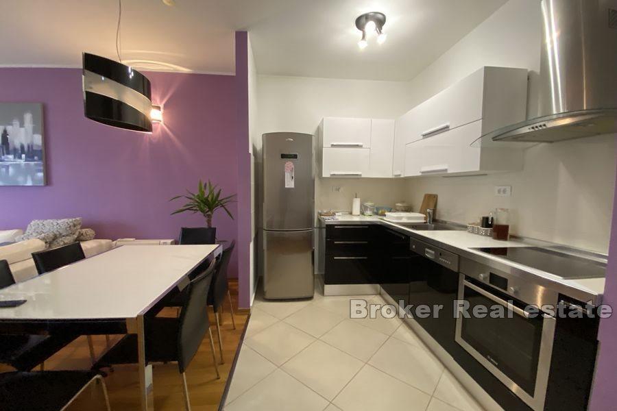 Pazdigrad, bel appartement de deux chambres avec cour