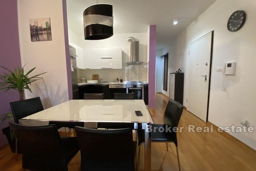 Pazdigrad, bel appartement de deux chambres avec cour