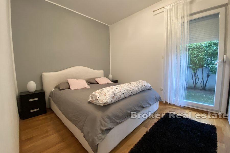Pazdigrad, bel appartement de deux chambres avec cour