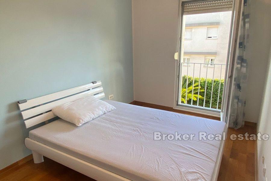 Pazdigrad, bel appartement de deux chambres avec cour