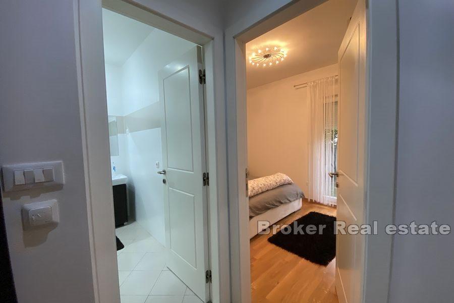 Pazdigrad, bel appartement de deux chambres avec cour