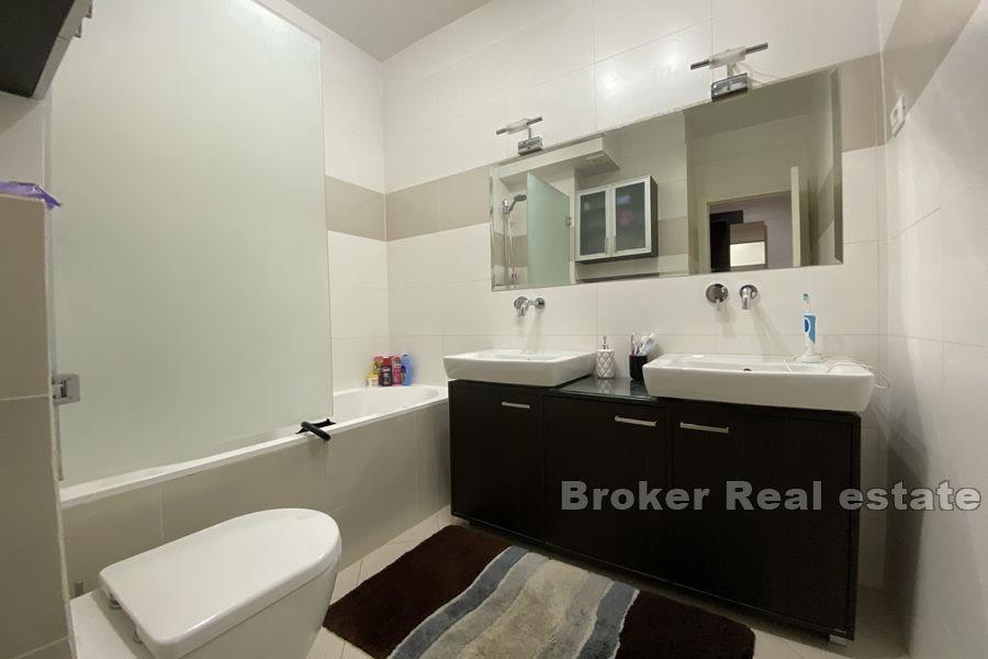 Pazdigrad, attraktiv to -roms leilighet med hage