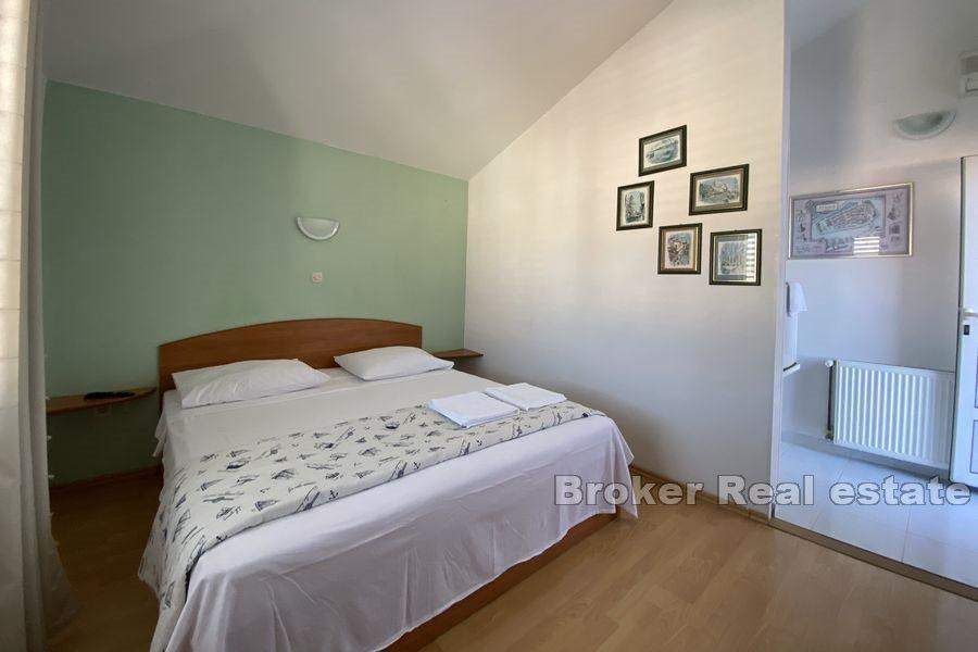 Красивый дом с двором недалеко от центра