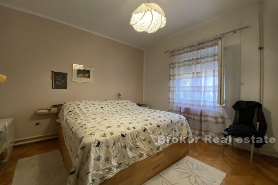 Красивый дом с двором недалеко от центра