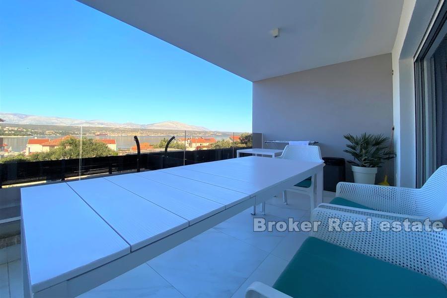 Luxury apartment with a pool and the sea view