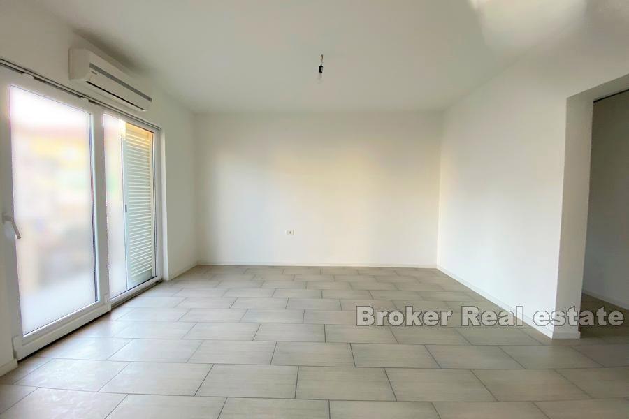 Spacieux appartement de trois chambres avec cour