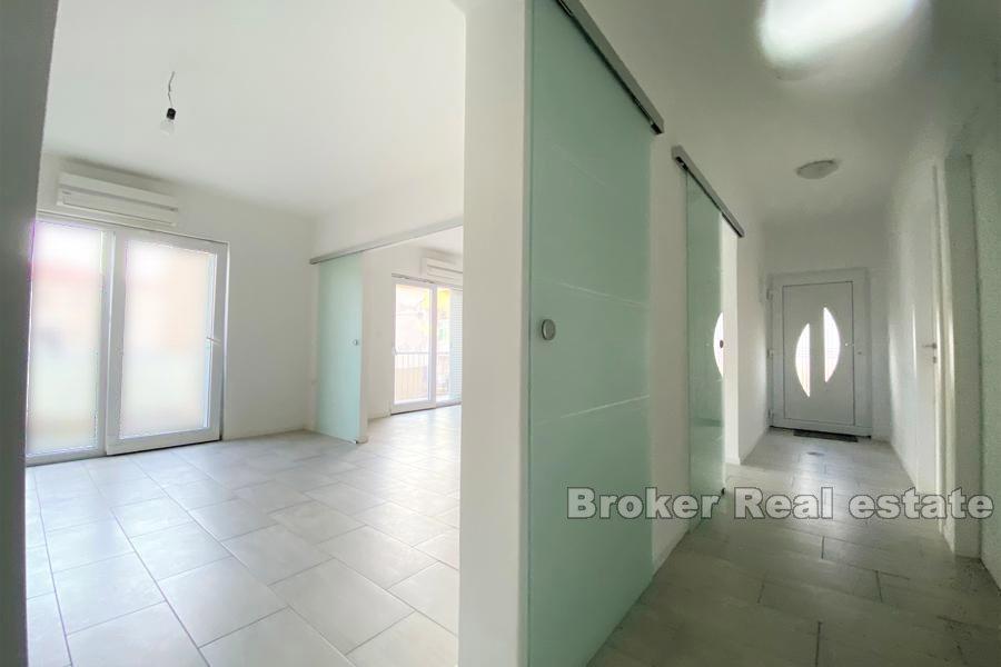 Spacieux appartement de trois chambres avec cour