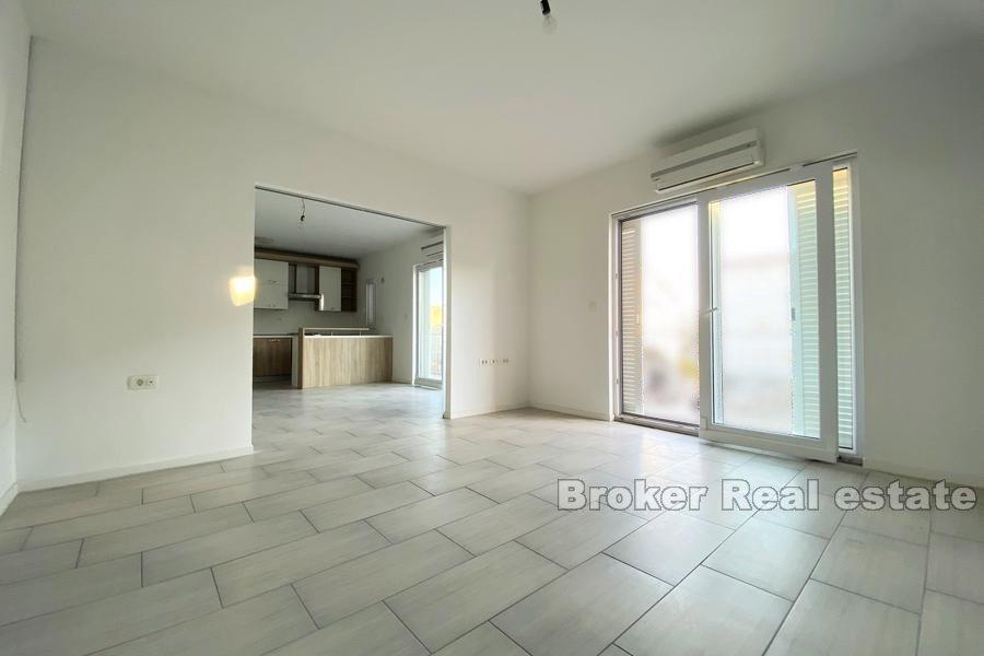 Spacieux appartement de trois chambres avec cour