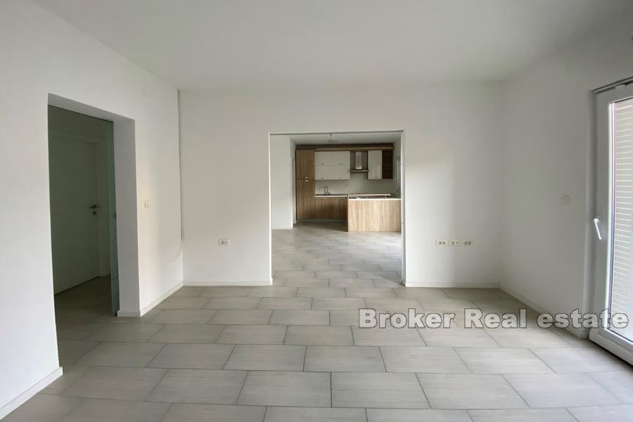 Spacieux appartement de trois chambres avec cour