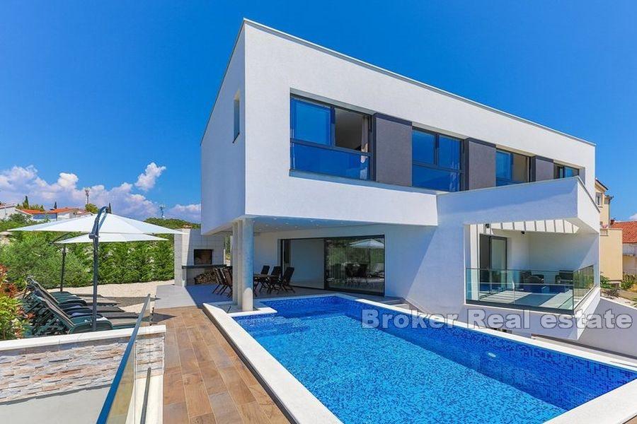 Moderní nově postavená vila s bazénem