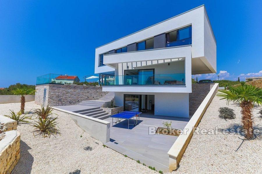 Modern nybyggd villa med pool