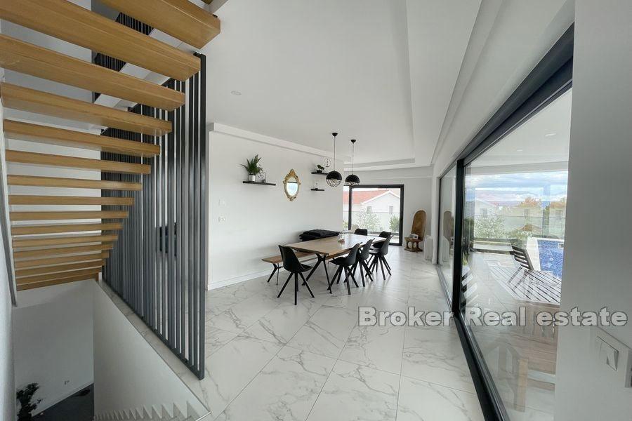 Modern nybyggd villa med pool