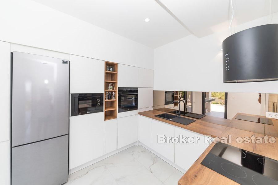 Современная недавно построенная вилла с бассейном