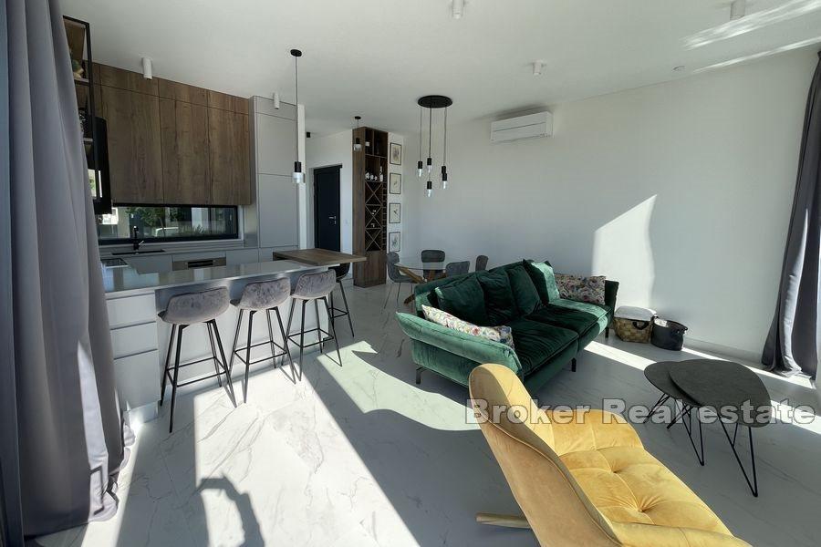 Villa moderna con piscina