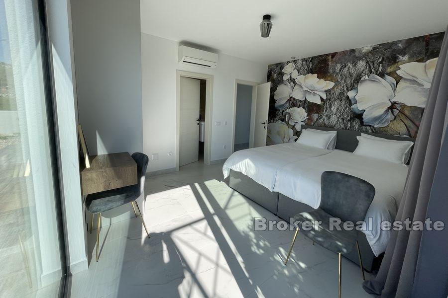 Villa moderna con piscina