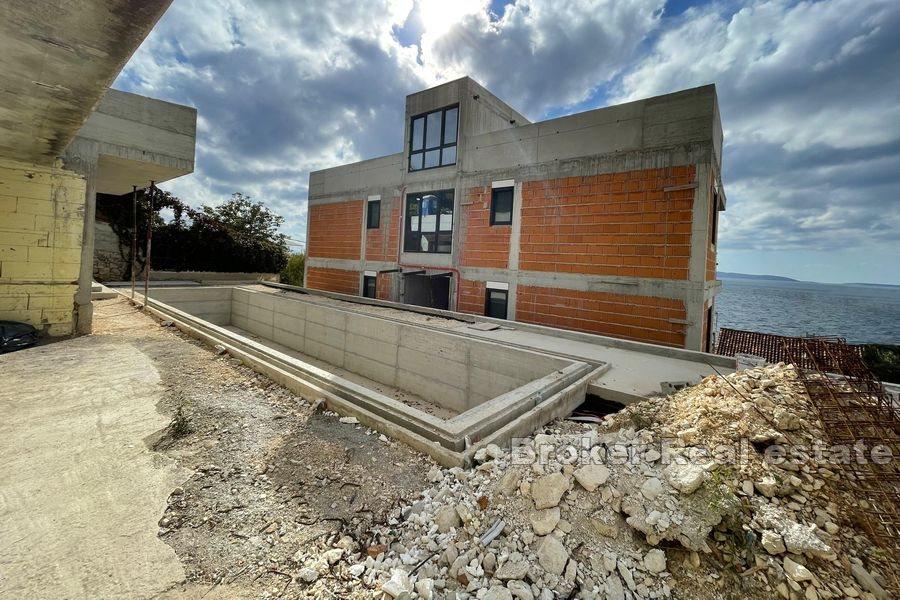 Appartements dans un immeuble neuf avec vue mer