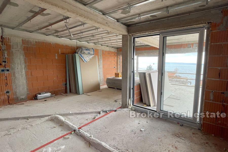 Appartements dans un immeuble neuf avec vue mer