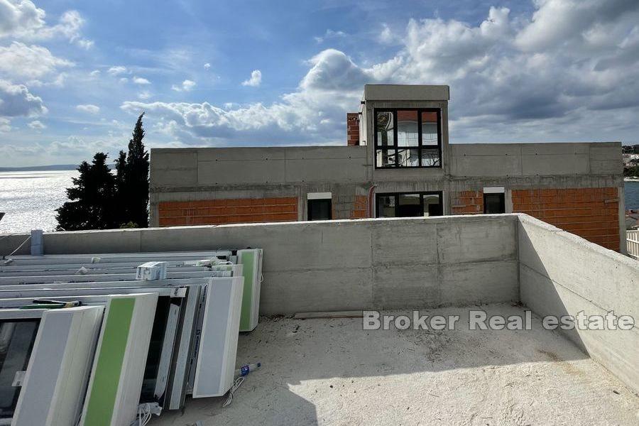 Appartements dans un immeuble neuf avec vue mer