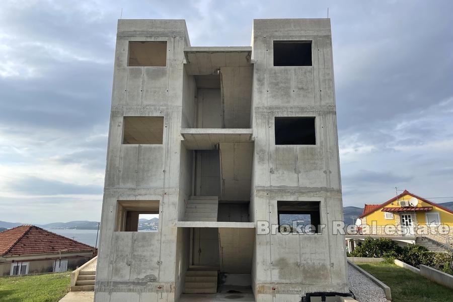 Nedokončená budova s výhledem na moře