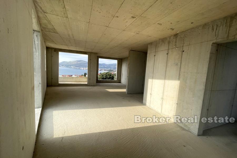 Niedokończony budynek z widokiem na morze