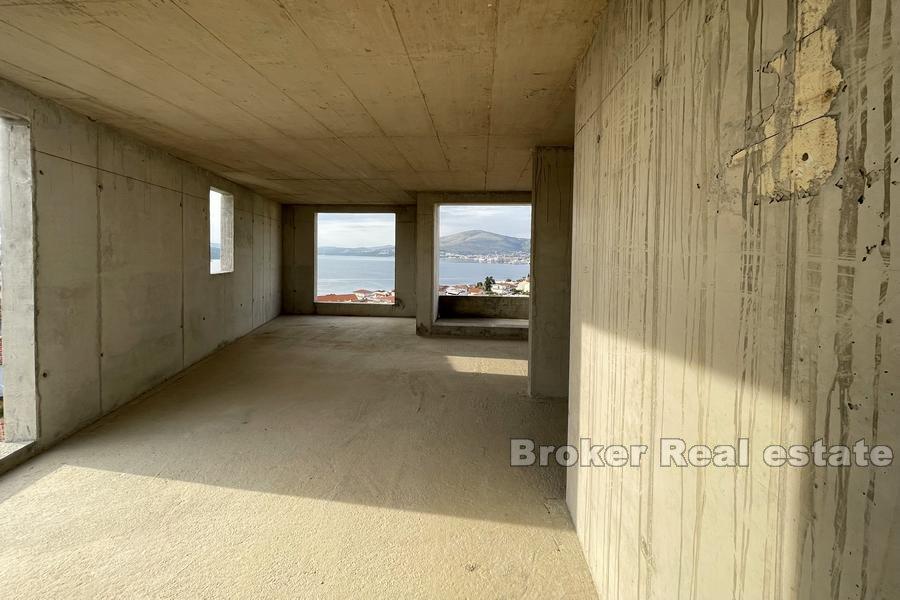 Nedokončená budova s výhledem na moře