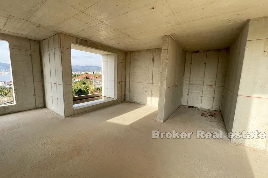 Nedokončená budova s výhledem na moře