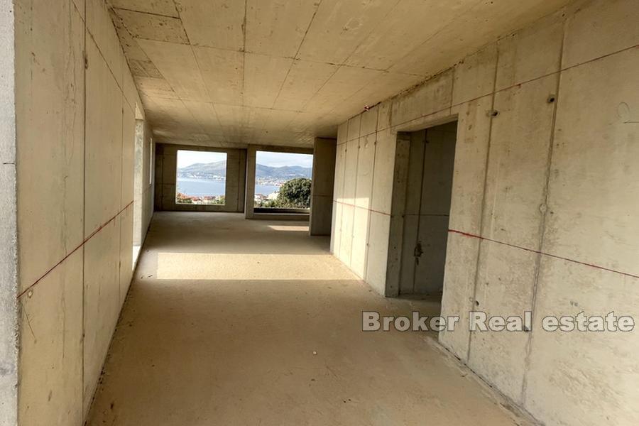 Niedokończony budynek z widokiem na morze