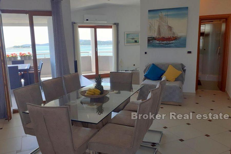 Leilighetshus med utsikt over havet og øyene