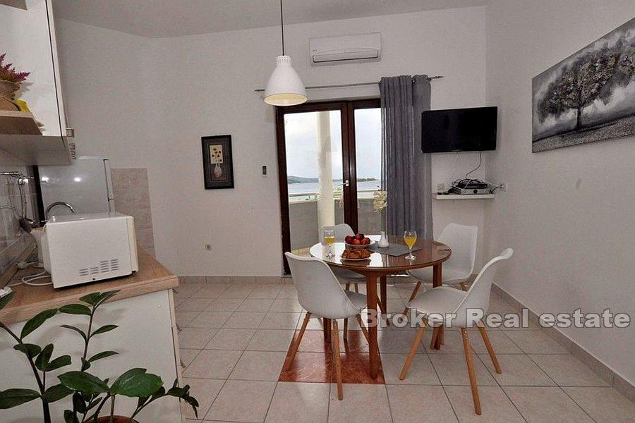 Leilighetshus med utsikt over havet og øyene