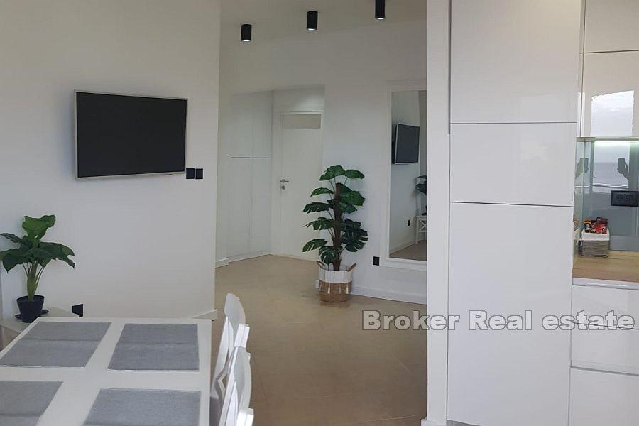 Leilighetshus med utsikt over havet og øyene