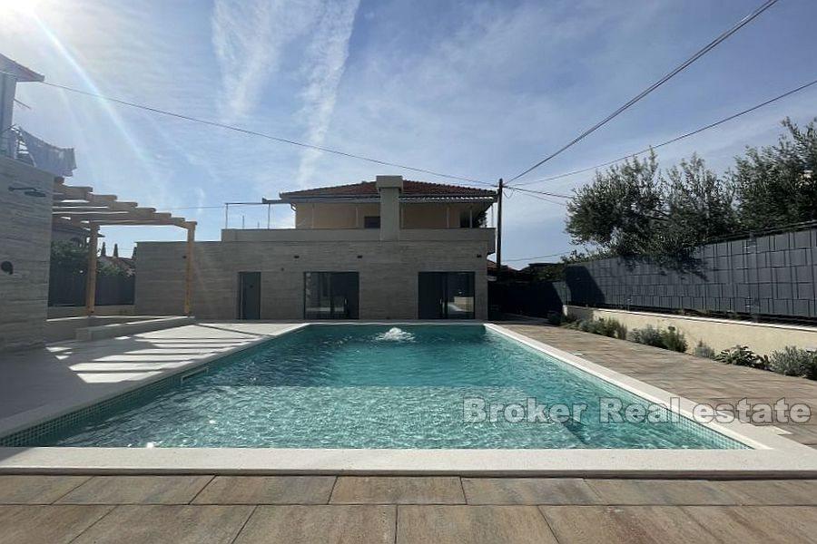 Villa di recente costruzione con piscina