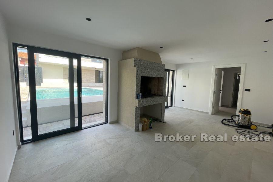 Villa nouvellement construite avec piscine