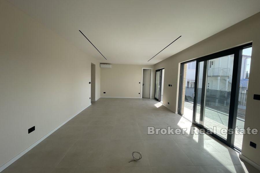 Villa nouvellement construite avec piscine